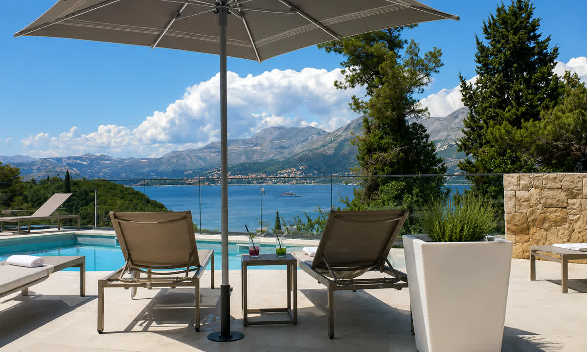 Pogled s balkona Hotela Seventh na zaljev Cavtat u sumrak